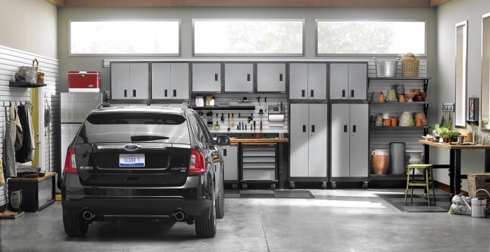 rénovation de garage moderne en gris et noir, exemple comment optimiser l'espace dans un garage, modèle rangement murale