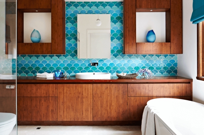 revetement mural salle de bain tendance de carrelage à motifs vagues japonaises bleu turquoise, en contraste avec le mobilier en bois