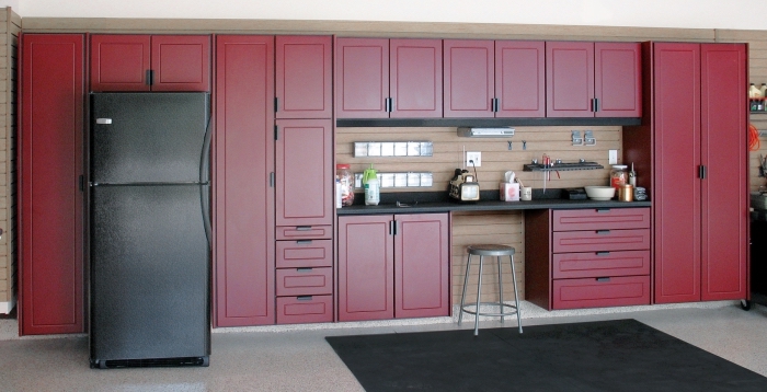 déco de garage moderne avec meubles de couleur rouge foncé et finitions noir, exemple comment amenager son garage