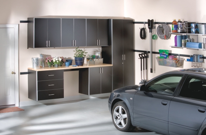 choix rangement garage fonctionnel, astuce optimisation espace dans un garage, peinture murale beige tendance