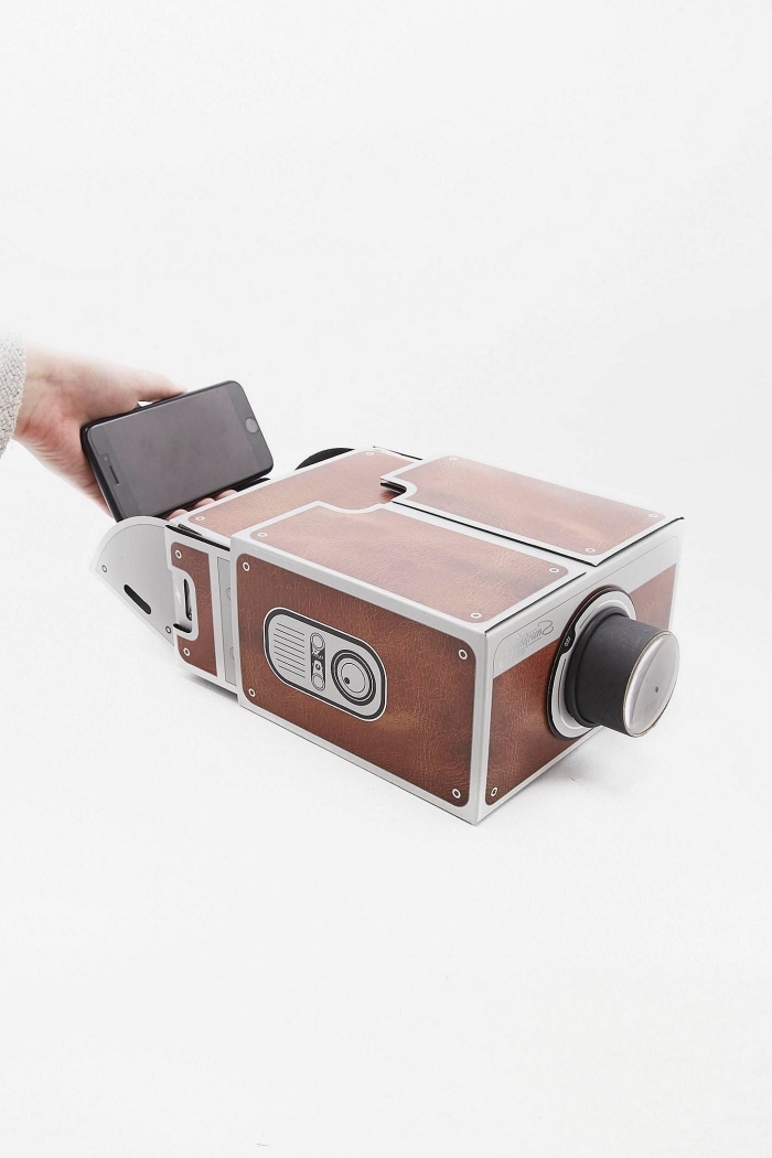 mini projecteur d'aspect vintage qui transforme facilement le téléphone portable en vidéoprojecteur, idée cadeau homme 60 ans