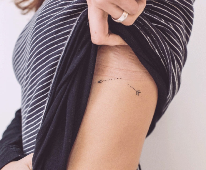Chic tatouage bras minimaliste points qui forment une fleche, modele de tatouage minimaliste dessin tatouage femme design