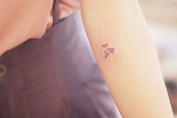 Tatouage trois triangles colorés, modele de tatouage ephemere faire le meilleur choix pour soi