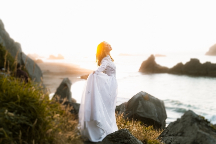mode-bohème-chic-tendance-robe-de-mariée-bohème-dentelle-coupe-longue-ras-du-cou-en-dentelle-col-montant-jupe-fluide robe de mariée bohème, modèle de robe longue blanche à col montant et manches longues avec décoration en dentelle