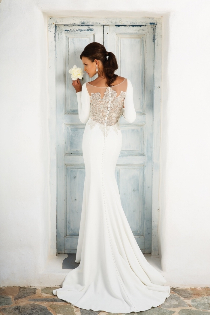 mode-femme-justin-alexander-robe-mariée-dentelle-dos-illusion-détails-dentelle-perlée-coupe-sirène-robe-avec-traîne-manches-longues-blanches exemple de robe de mariée originale à coupe sirène, modèle de robe blanche à dos transparent avec application dentelle perlée