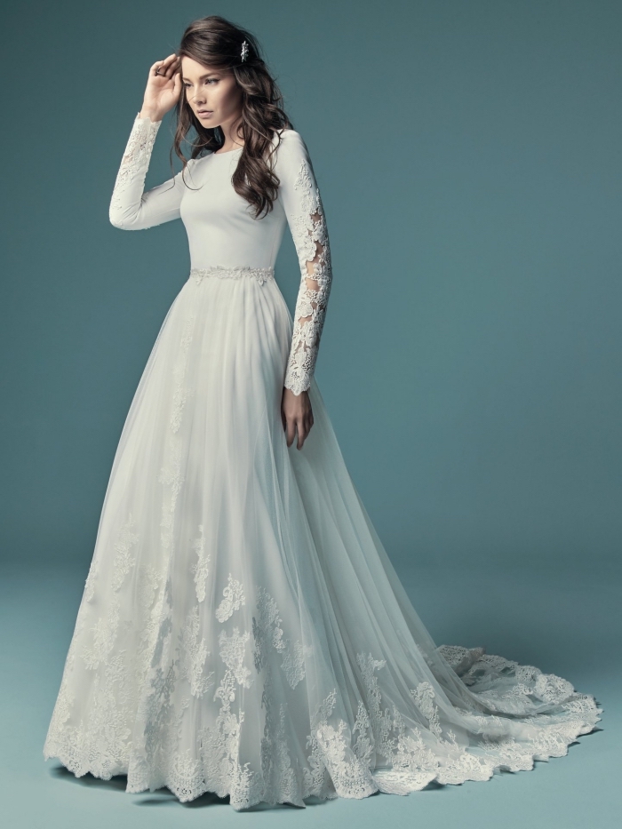 robe de mariée tendance 2019, modèle de robe blanche à design princesse avec ceinture fine et manches brodées