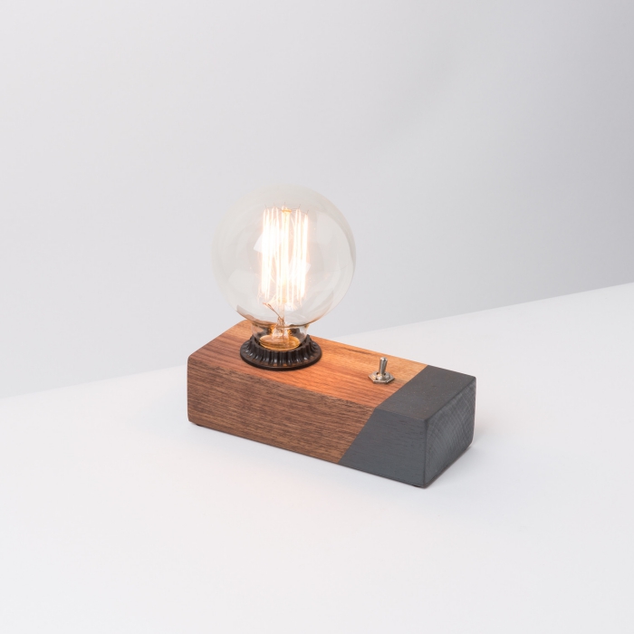 une lampe à poser d'aspect vintage en bloc de bois à motif géométrique gris et une ampoule led edisson, idée cadeau grand père pour 2018