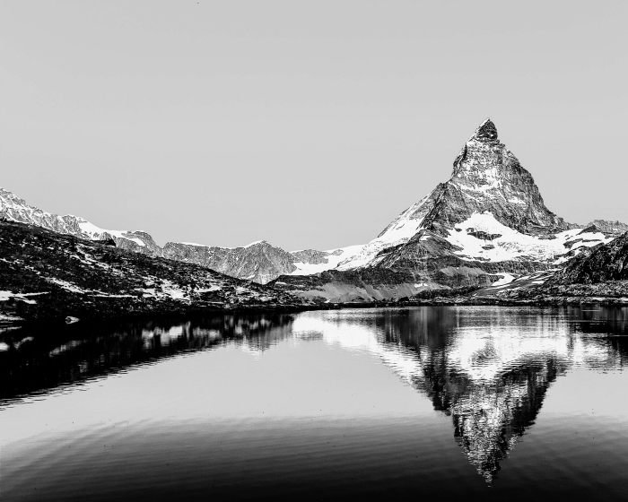 belle image noir et blanc d'un haut pic qui se reflète dans les eaux glaciales du lac, les plus belles photographies de paysage monochrome