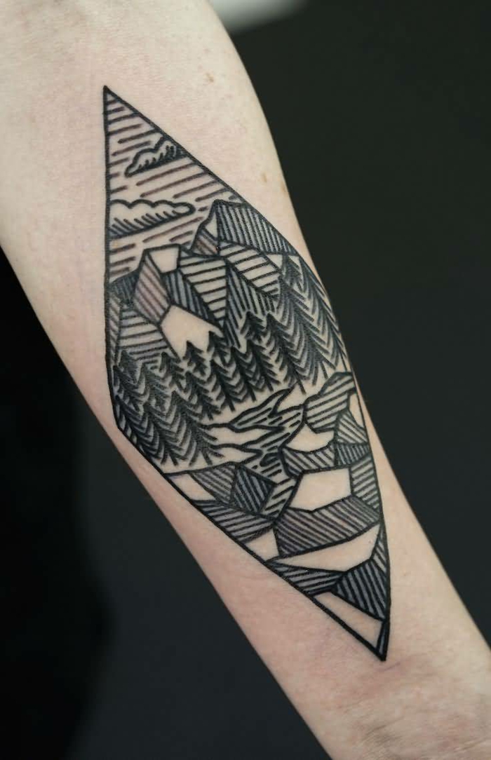 Noir encre tatouage avant bras homme, modele de tatouage geometrique, montagne, nuages et arbres de lignes, thème pour son tatou