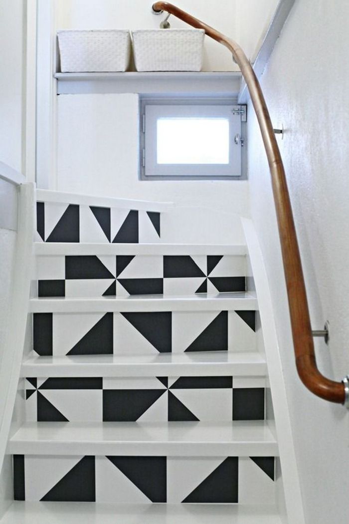 des motifs graphiques noir et blanc réalisés à la peinture pour un effet dynamisant dans la cage d'escalier blanc monochrome
