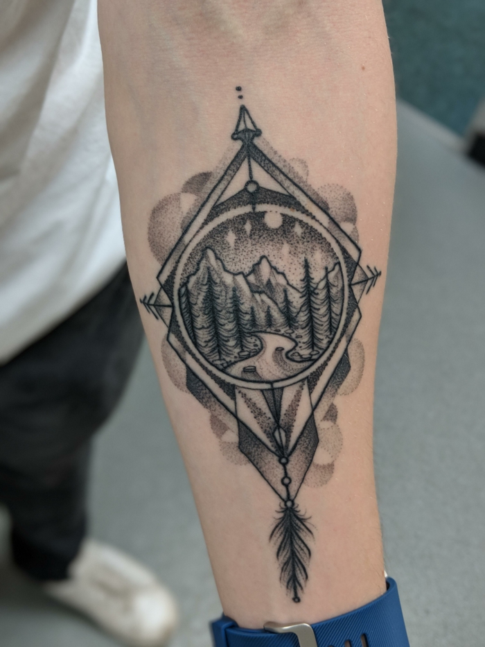 Tatouage montagne dans un compas original, modele de tatouage double exposition, cool idée originale pour un tatouage main homme