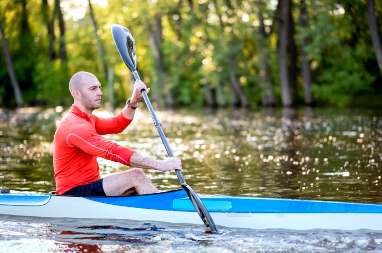 offrir une activite cadeau papa noel homme t shirt rouge qui fait du kayak