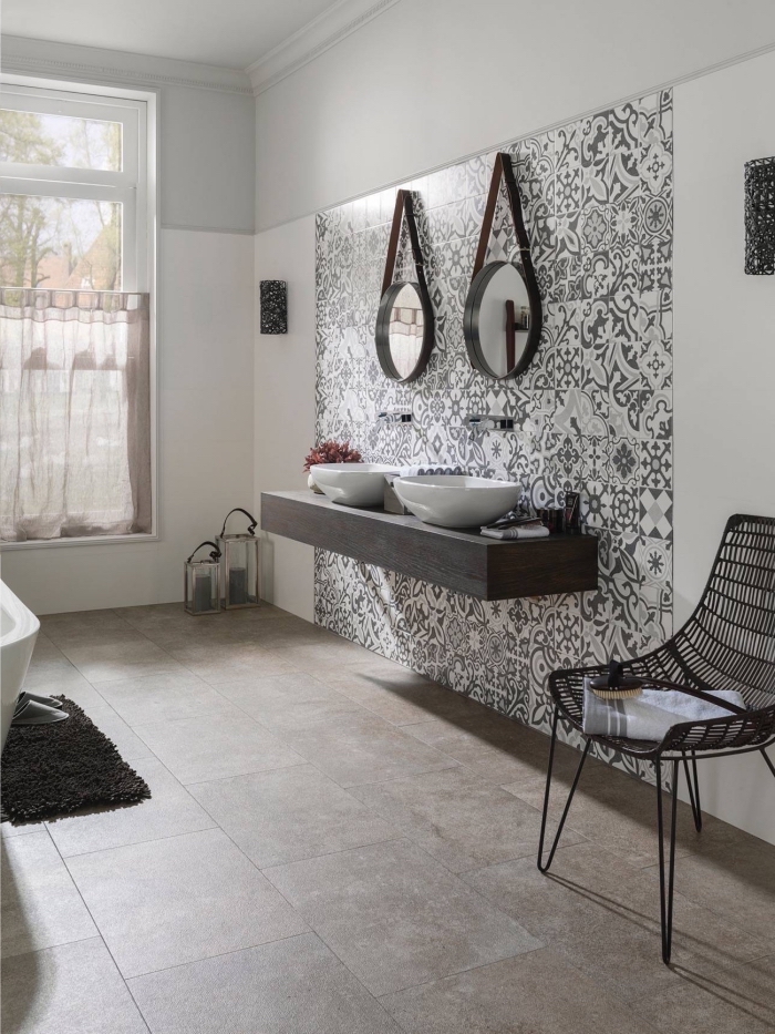 crédence imitation carreaux de ciment motifs patchwork monochrome qui habille une partie du mur derrière le plan-vasque