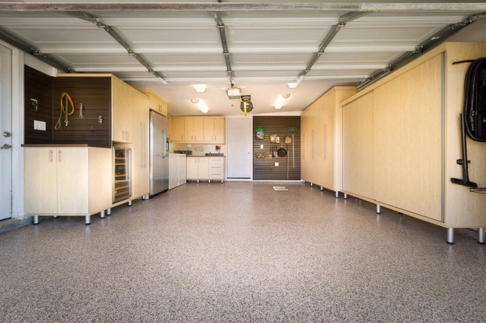 idée amenagement atelier simple, garage aux murs blancs avec meubles de bois clair pour stockage d'outils