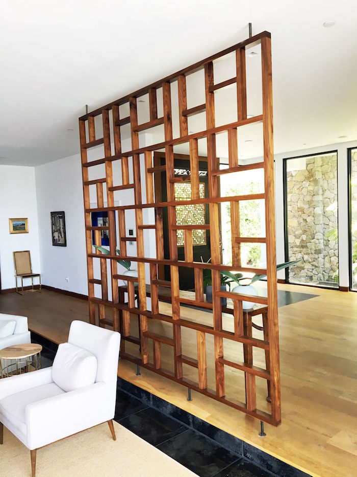 panneau en bois design pour séparer salon et cuisine comme une claustra avec barreaux, diy claustra intérieur avec rangement