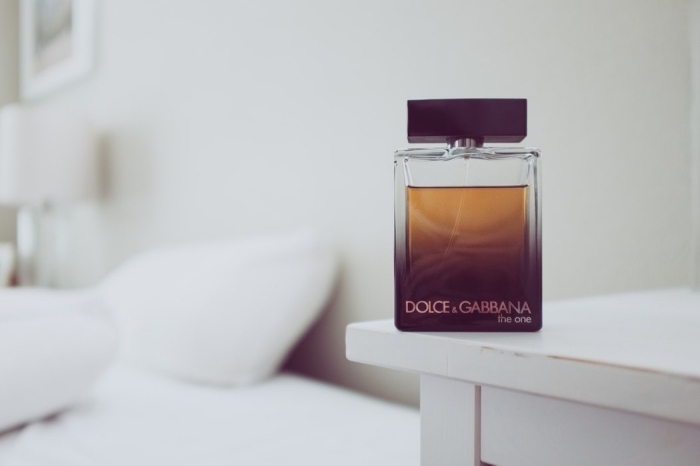 parfum-d-homme-dolce-et-gabana-posé-sur-table-de-chevet-blanche-idée-cadeau-homme-noel-traditionnel un parfum de luxe homme pour les pères amateurs des produits cosmétiques de luxe, idée cadeau homme 40 ans