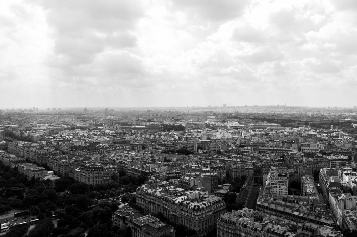 vue panoramique sur paris, belle photo de paris noir et blanc sous le ciel couvert de nuages, photographie de paysage urbain