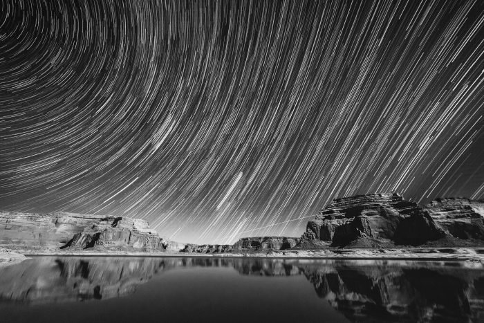 paysage noir et blanc d'une poésie impressionnante, photo des canyons d'arizona sous un ciel étoilé