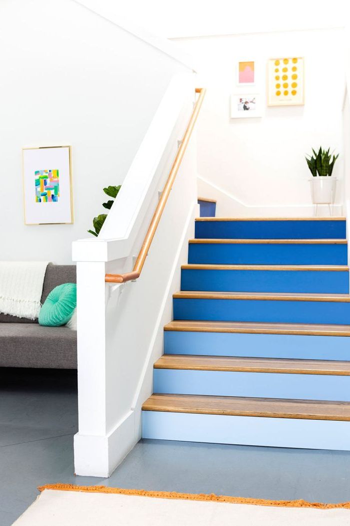 relooker un escalier en bois en réalisant un dégradé de bleus sur les contremarches, allant de la nuance la plus claire vers la plus foncée