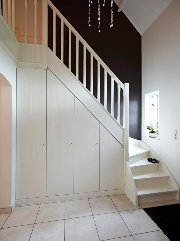 escalier repeint tout en blanc mis en valeur par un mur noir, peindre une cage d'escalier en 2 couleurs pour lui donner un look moderne