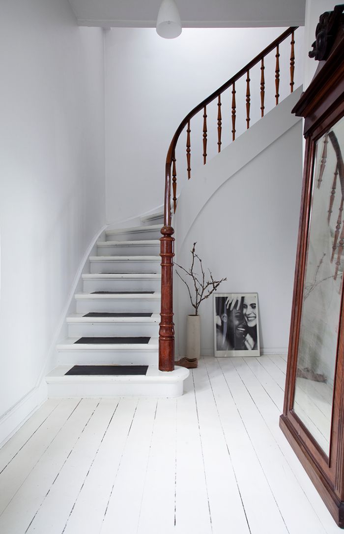 idée pour rénover un escalier en bois sans faire de gros travaux, escalier blanc aux accents noirs peints au milieu des marches qui s'accorde parfaitement avec l'ambiance scandinave monochrome dans l'entrée