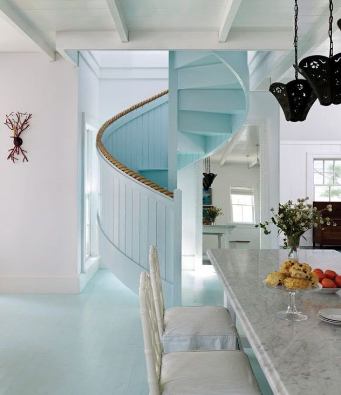 escalier en colimaçon peint tout en bleu ciel avec un garde-corps à bord imitant une corde pour une ambiance maison de mer, idée pour repeindre un escalier en bois 