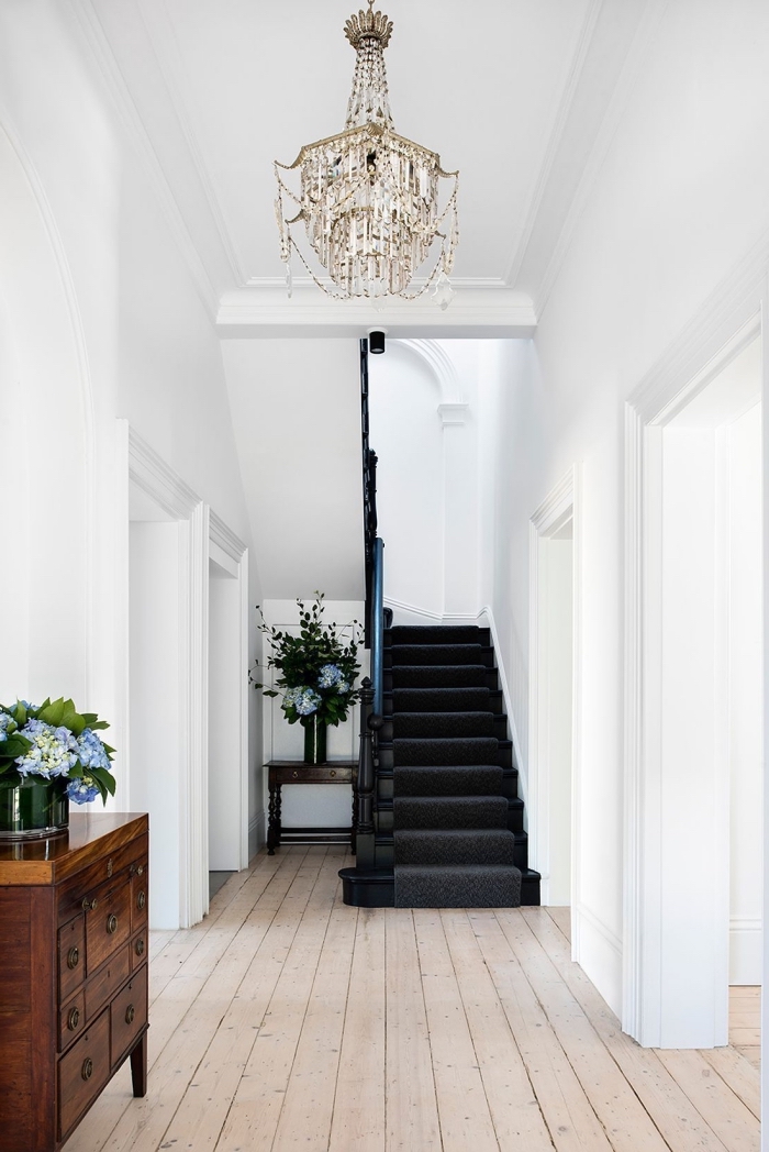 repeindre un escalier tout en noir, l'escalier noir se fait un véritable accent déco dans l'entrée blanc 