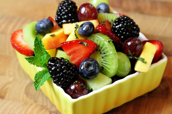 petit plat d'hiver avec fruits saisonnières et fruits réfrigérés, kiwi, fraises, myrtilles, baies bleues, pommes