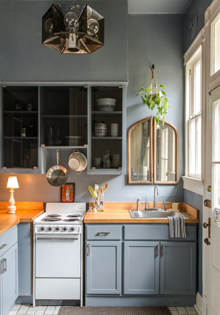 cuisine bleu, cuisine 6m2, placards bleu clair, petite cuisinière vintage, buffet vitré, miroir décoratif