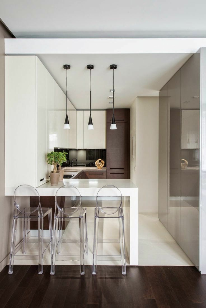 cuisine ikea blanche, chaises acryliques, ilot de cuisine blanc, cuisine 6m2, petites lampes pendantes