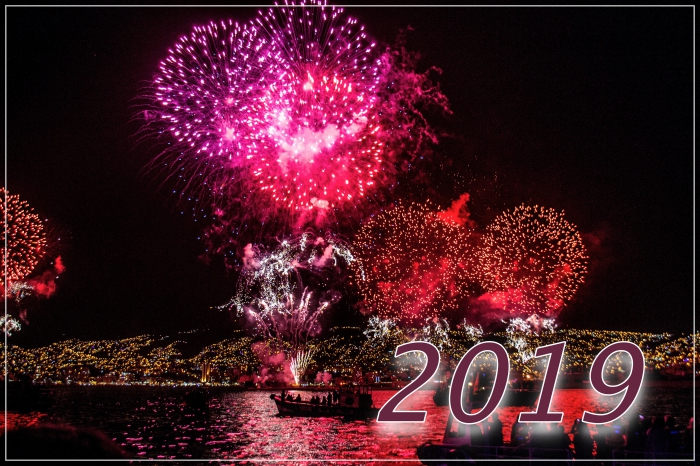 photographie fête de nouvel an 2019, image célébration réveillon avec spectacle feux d'artifice, wallpaper pc nouvel an 2019