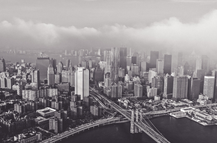 une vue panoramique sur new york sous la brume, photographie noir et blanc, paysage urbain monochrome de new york vu du ciel