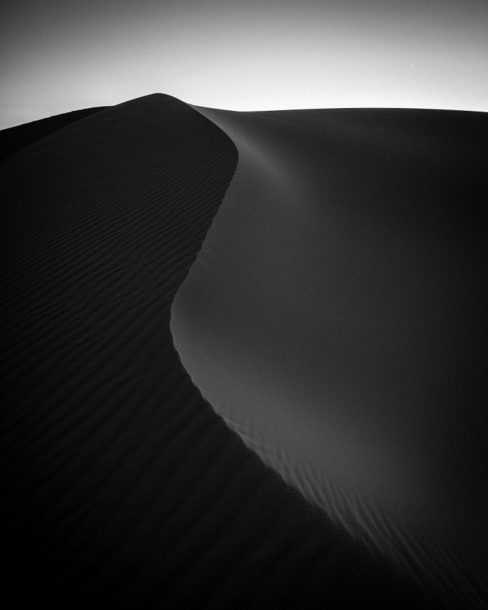 belle image noir et blanc d'un graphisme impressionnant représentant l'immensité des dunes de sable 