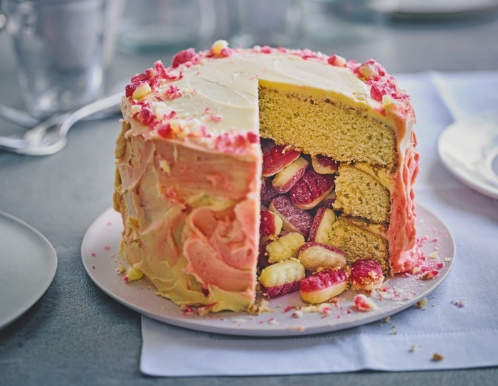 pinata-cake-original-gâteau-moelleux-vanille-et-rhubarbe-cake-étagé-garni-de-confiseries gateau magique à la vanille et à la rhubarbe rempli de bonbons gélifiés, au crème au beurre