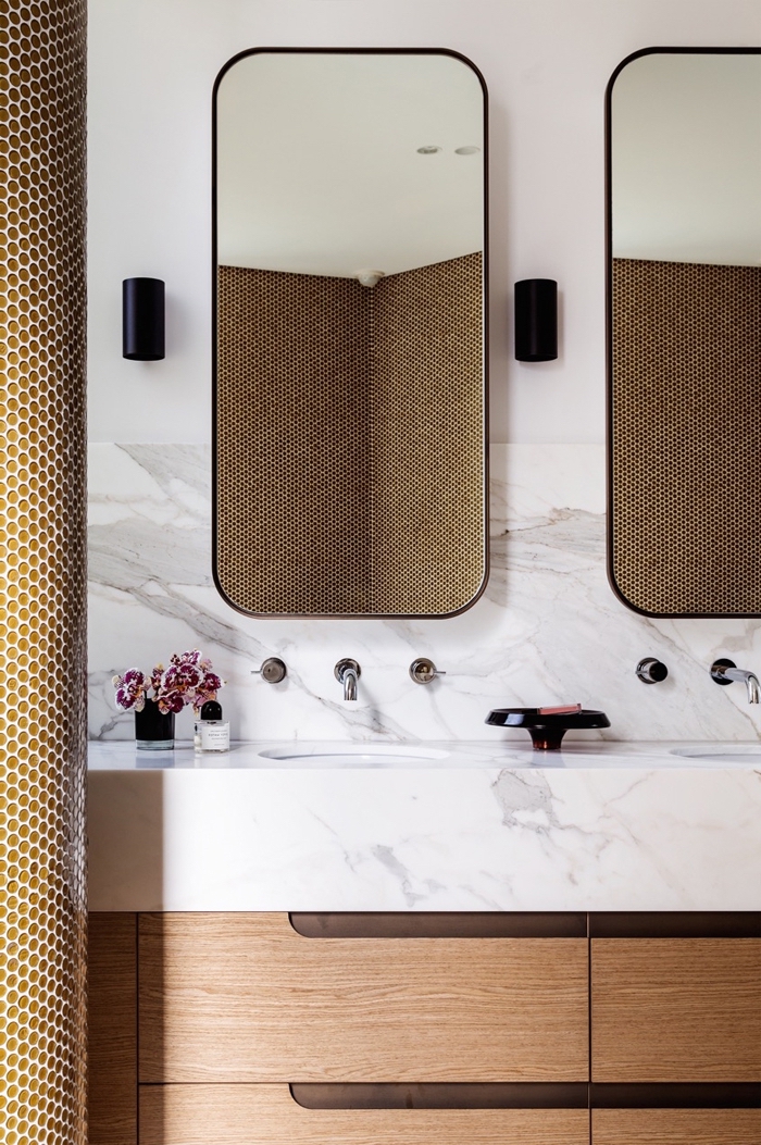 salle de bains élégante et contemporaine équipée d'un meuble sous vasque à finition bois avec plan vasque en marbre et crédence la même matériau