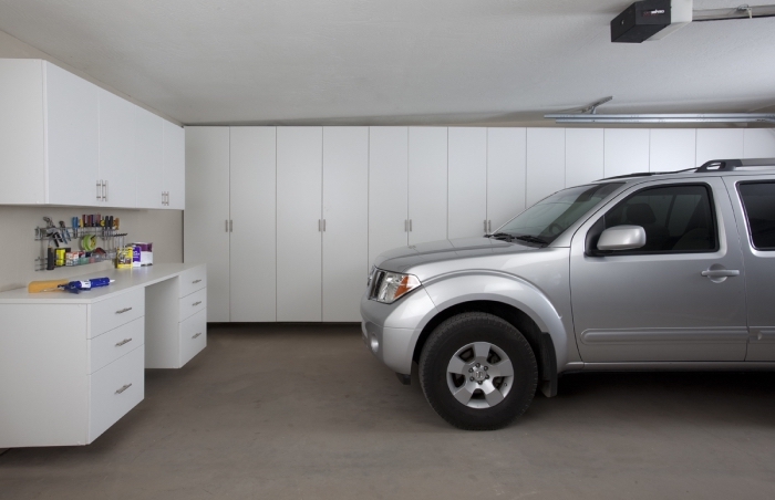 meuble de rangement garage de bois blanc, idée déco de garage avec emplacement voiture et meubles de rangement outils