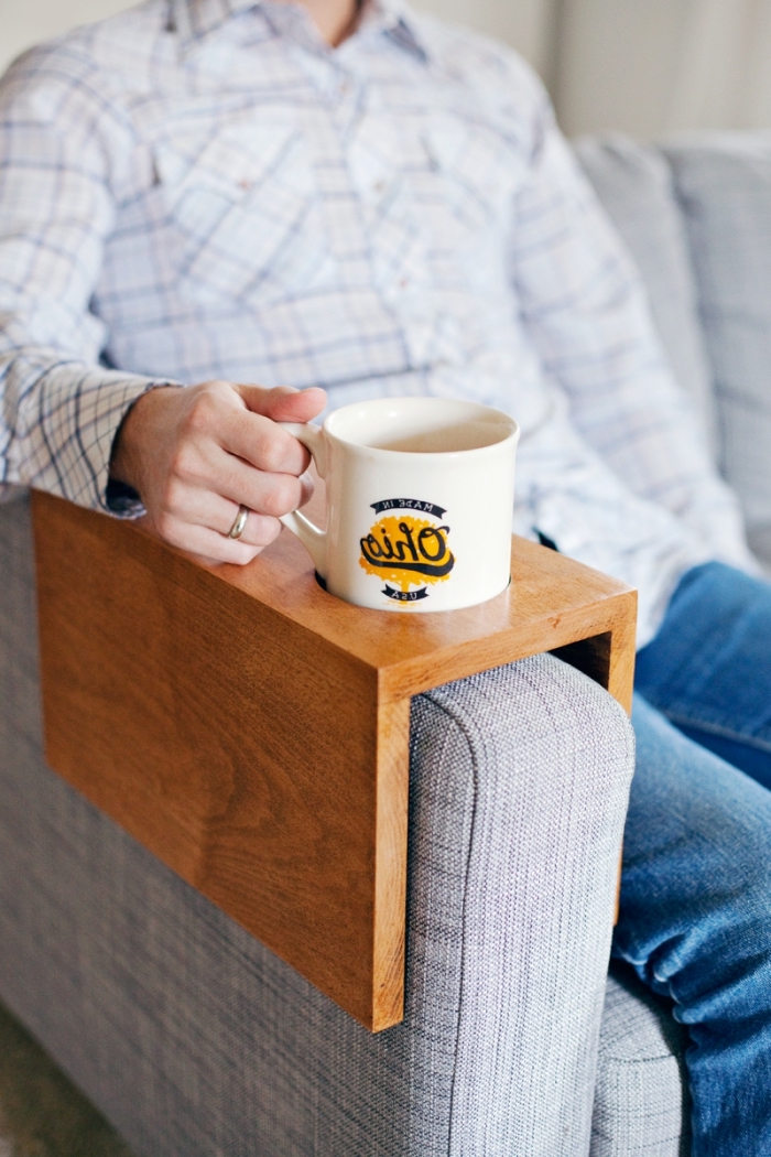 plateau-bois-pour-accoudoir-canapé-avec-espace-pour-tasse-tablette-d-appoint-à-faire-soi-même-idée-cadeau-papa un plateau en bois à mettre sur l'accoudoir du canapé, avec espace pour une tasse à café, idée de cadeau insolite homme