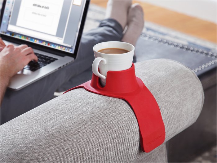un porte-verre rouge fixé sur l accoudoir du canapé pour avoir sa tassa de café à portée de main, cadeau insolite homme
