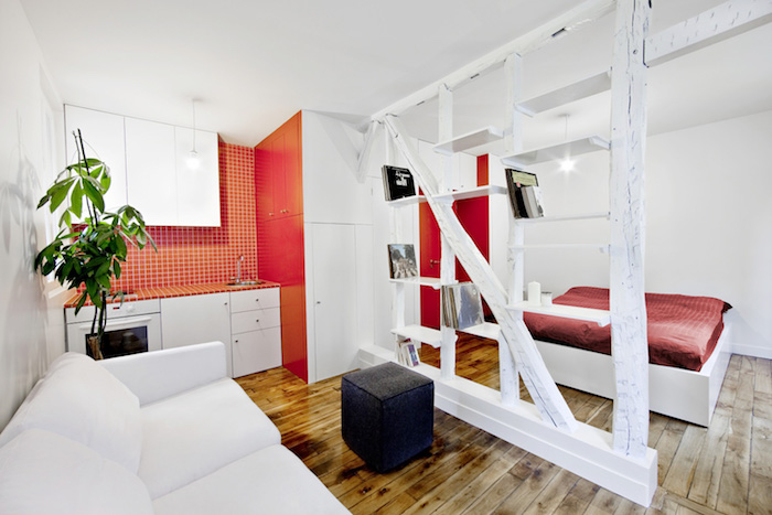 deco studio 20m2, separation bois poutres apparentes blanchies, lit rouge et blanc et cuisine ouverte rouge et blanc, canapé blanc