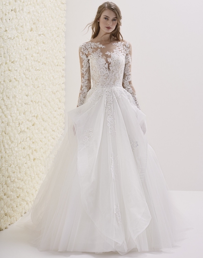 tendance couture nuptiale 2019, modèle de robe blanche à jupe princesse avec décolleté illusion et dentelle florale