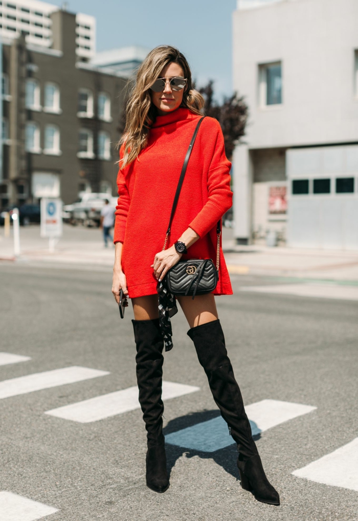 pull rouge femme, cuissardes noires, sac noir, lunettes de soleil, pull oversize tendance