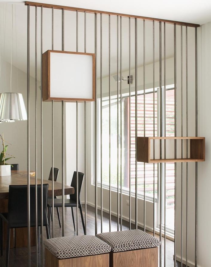 idee de separation brise vue interieur avec des barres métalliques installées sur lames de bois, separer salle à manger