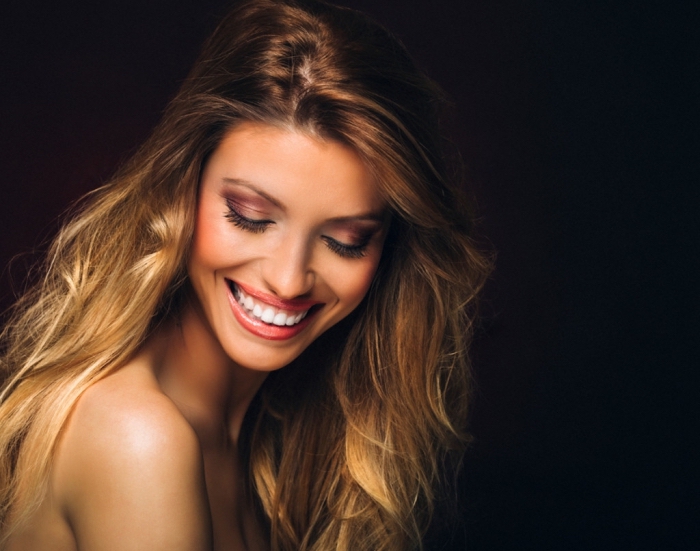 idée cheveux blond sur brunette, couleur de cheveux marron avec mèches dorées et reflets cuivrés, maquillage festif avec fards à paupières brillants