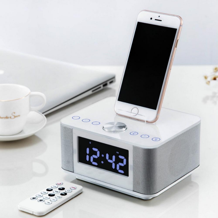 un réveil numérique avec haut-parleur bluetooth et chargeur usb intégrés, idée cadeau papa geek
