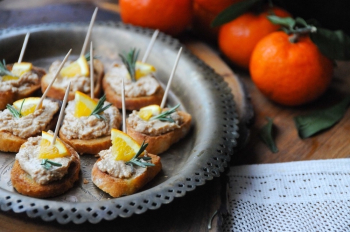 recette de toast apéro facile, bouchées croustillantes garnies de mousse à la foie de volaille faite maison, décorées avec tranches de citron et brins de romarin