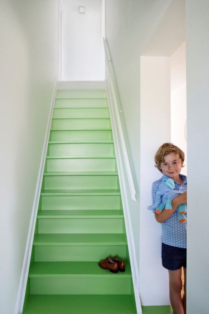 renovation escalier bois facile, marches d'escalier en bois repeint en dégradé du vert pastel pour transformer le lieu de passage en accent déco douce et lumineuse