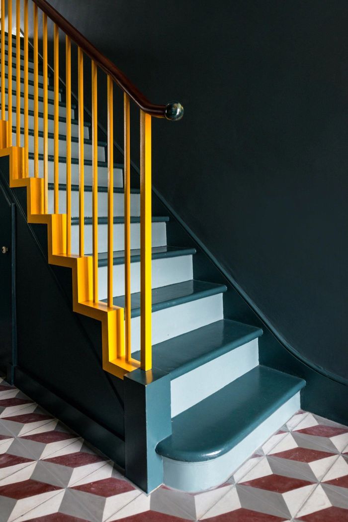 cage d'escalier peinte en nuances du gris vert aux accents jaunes sur le garde-corps, renovation escalier bois à l'aide de la peinture