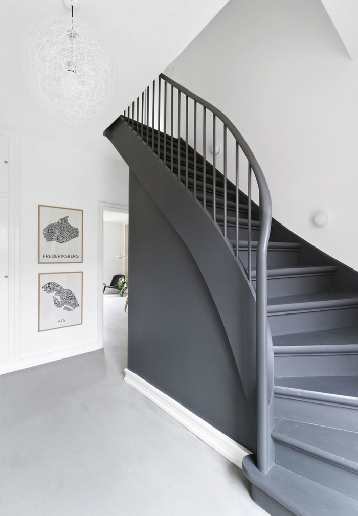 escalier en bois repeint en gris qui s'accorde avec le sol gris clair du couloir de style scandinave