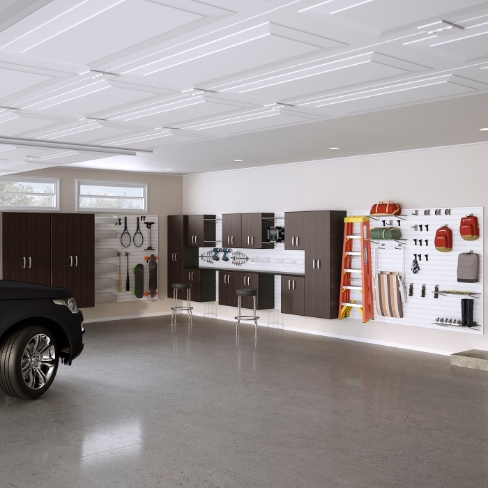 design intérieur moderne dans un garage aux murs beige et plancher gris, déco garage spacieux avec emplacement voiture