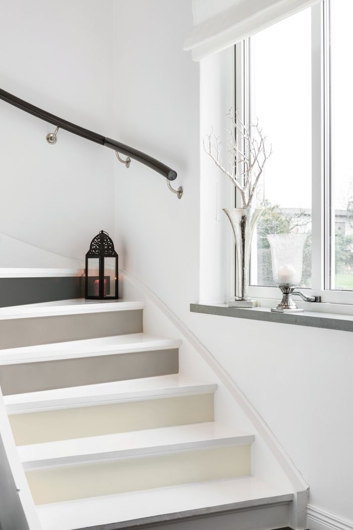 escalier d'esprit scandinave aux contremarches peintes en camaïeu de gris, renover un escalier en bois grâce de la peinture
